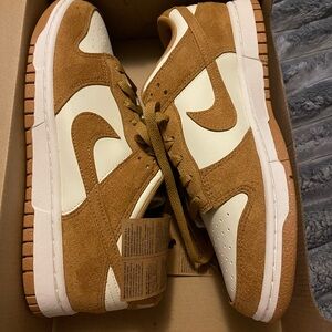 Nike Women's Sneakers in Tan and Cream